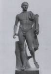 Massimo Bello mentre mostra la foto della statua di Traiano
