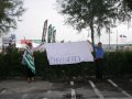 Le proteste fuori da Villa Serena